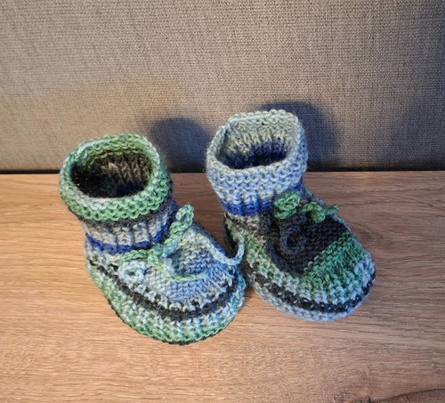 Bunte strickschuhe babyschuhe - strickschuhe,