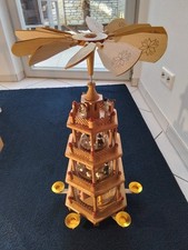 Weihnachtspyramide Heilige Familie mit bunten Figuren. 4-Stöckig.  