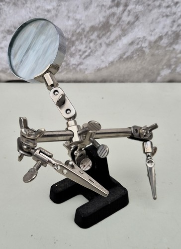 Dritte hand mit lupe - hand,