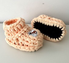 HANDARBEIT      gehäkelte