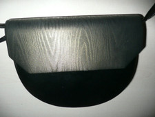 Handtasche, schwarz, Lack, Schulterriemen, Druckknopf, Lasche goldfarben gem.