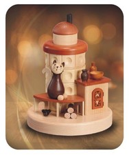 Räucher-Kachelofen mit Katze auf Ofenbank