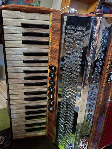Akkordeon voll midi abzugeben - akkordeon,