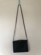 Elegant-schlichte  Goldpfeil-Handtasche aus Leder in schwarz