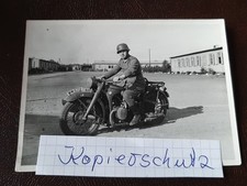 Original seltenes Foto Deutscher Soldat mit Stahlhelm aufBMW Wehrmacht Motorrad 