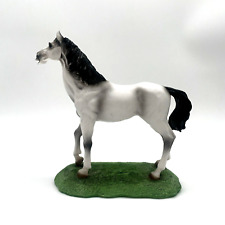 Pferde Figur - Pferd steht auf Wiese - Deko Statue - Ohrschaden - 550g 18cm Höhe