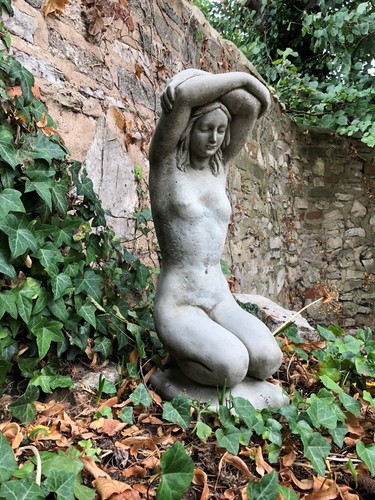Nackte badende dame stein - nackte,
