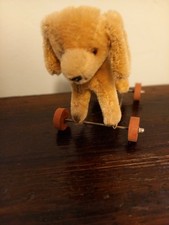 Kleiner Mohair Hund auf Räder