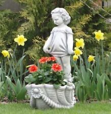 Mädchen an Blumenkorb