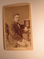 am Schreibtisch sitzender Mann