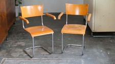 Set aus zwei Bauhaus Freischwinger Armlehnstühlen S 43F in hellbraun