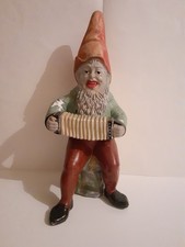 großer alter Gartenzwerg mit