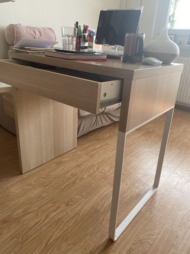 schreibtisch