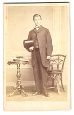 Fotografie H. Reuter, Braunschweig, Südliche Wilhelmstrasse 88, Eleganter Herr  