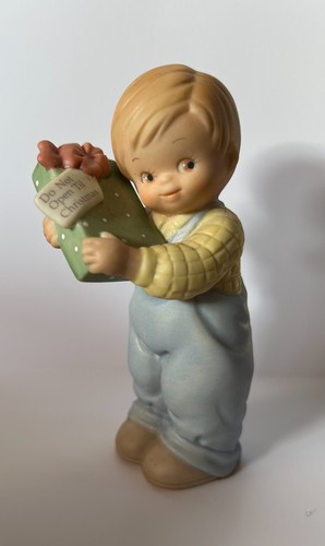 Junge mit geschenk - junge, geschenk: