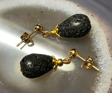 Wunderschöne Ohrstecker aus dem Edelstein Lava Tropfenform