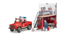 Bruder 62701 Feuerwehr Feuerwehrstation mit Land Rover Defender + Fireman L&S