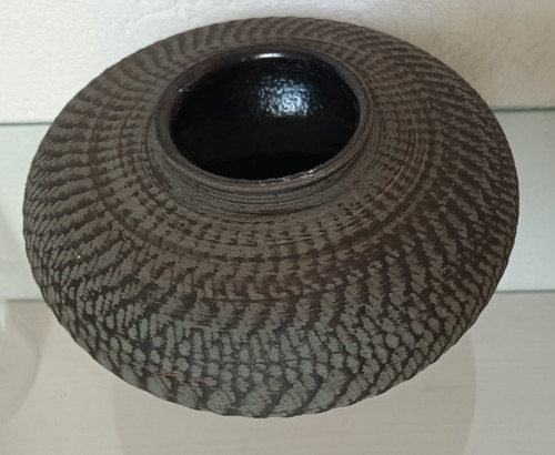 Braun schwarze bauchige
