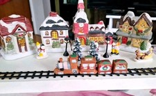 Weihnachtsdorf aus KERAMIK mit 4 HÄUSER,2 Bäumen,Zug und 4 Figuren (Licht Fehlt)