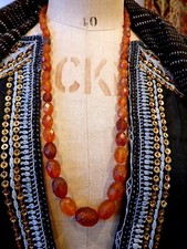 Baltische Bernstein Perlen facettiert abgestuft antik 19. Jahrhundert lange Halskette