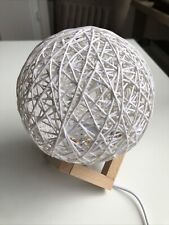 Nordische Holz Rattankugel Tischleuchte