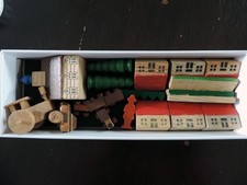 Holzspielzeug Kirche, Dorf mit Bäumen, Zaun und Wegen, Fahrzeuge