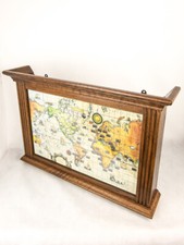 Howard Miller Wanduhr mit Weltkarte und Weltzeitanzeige beleuchtet