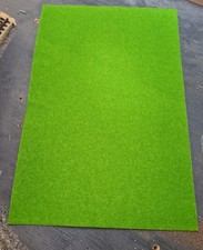 eine hellgrüne Rasenmatte 