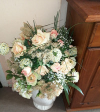 Wunderschöner lachs/rosa Blumenstrauß künstliche Rosen u andere Hochzeit Geburt