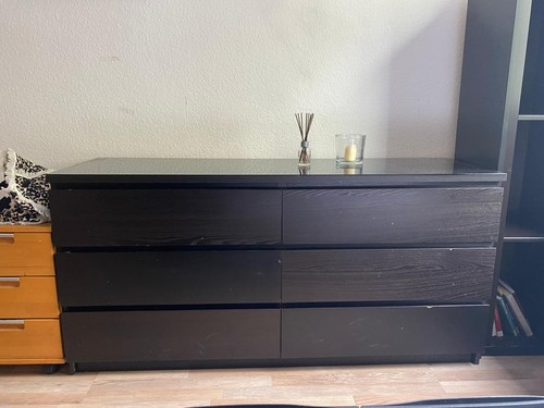 Schwarzes regal mit - schwarzes,