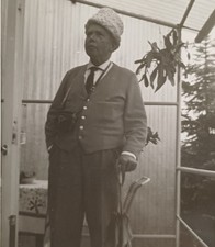 Mann steht mit putziger