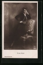 Ansichtskarte Schauspielerin Eva May auf einem Stuhl hockend 