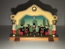 Altes Erzgebirge Konzerzmuschel, mit gedrechselten Holzfiguren aus DDR Zeit