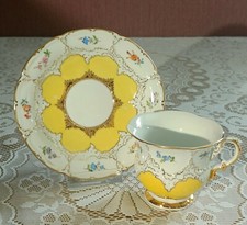 Meissen B-Form Kaffeetasse + Untertasse in Gelb mit Streublümchen 1.Wahl