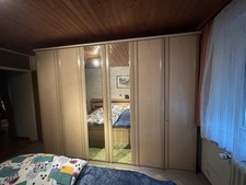 Großer Kleiderschrank mit