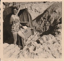 Vintage Foto Hübsche Frau im Badeanzug  lange Beine Momentaufnahme 50er Jahre