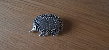 Vintage-inspirierte Kristall-Igel-Brosche aus gealtertem silberfarbenem Metall N