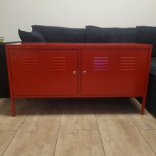 Rotes Metall-Sideboard im