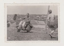 Mann auf einer Vespa engagiert