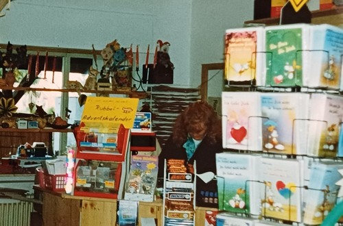 Frau hinter tresen - frau,