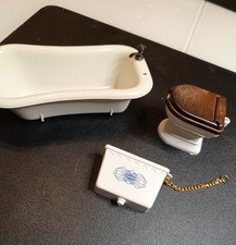 Puppenstube Badewanne 13x4 CmUnd WC 5x4 Cm Mit Spülkasten Und Dekor  Kunststoff 