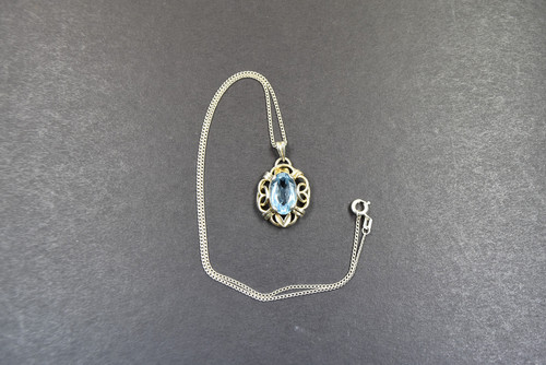 älterer anhänger mit blauem - mit,