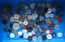 Konvolut 100 versch. Knöpfe Farbe: Weiß, Blau, Grau, Rot, Braun, Gold