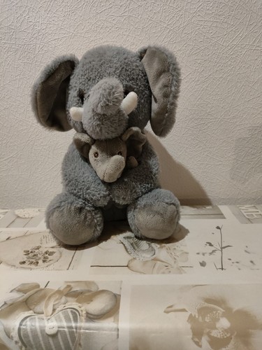 Elefantenmama mit kleinem