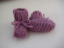 Mini Puppenschuhe, Puppensocken, mattes Lila, Sockenwolle Fuß 4,5cm