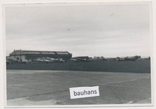 Foto Flugplatz Luftwaffe Flugzeuge , tar camo  2.WK (9026a)