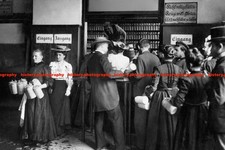 F020444 Traditionelles Maibock Bier auf Theke in einer Münchner Kneipe Deutschland 1909