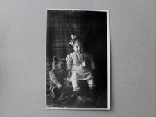 Kleines Mädchen mit riesen Teddy Bär ~ 1930 Foto-AK Spielzeug 