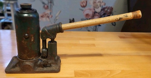 Antiker wagenheber oldtimer - wagenheber,