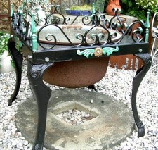 Blumengestell aus Metall  mit einem großen Kessel aus Guss